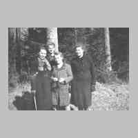 005-0060 Im Bild von links Gerda Bessel, Else Seidler, Erika Bessel und Hildegard May um 1944 .JPG